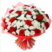 15 adet kırmızı gül ve beyaz kır çiçeği Ankara internetten çiçek satışı