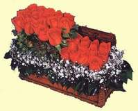 Ben farklı bir ürün göndermek istiyorum diyor iseniz sandıkta sıralı katlı güller Ankara çiçek gönder firması şahane ürünümüz